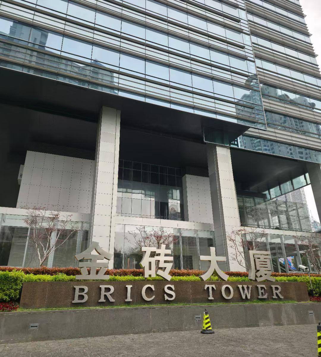 今天有点小烦恼，去购物中心逛一逛，首先来到手表专柜，看中一款瑞士梅花牌的手表，价