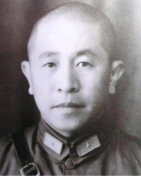 1937年，当南京守军接到撤退命令时，粤军66军军长叶肇抽出佩刀，没人知道这支衣