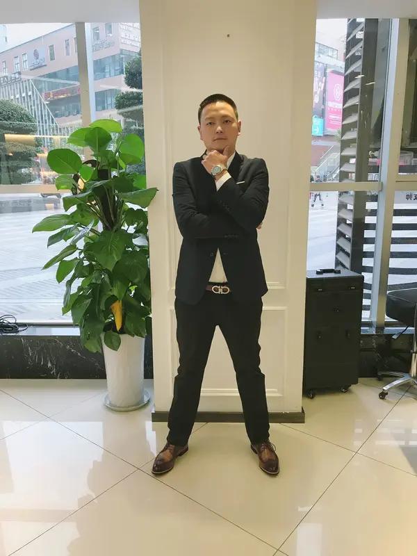 嘿，你绝对想不到！后来才知道，那个给呆呆刷10万礼物还跑去奔现的榜一大哥，可不是