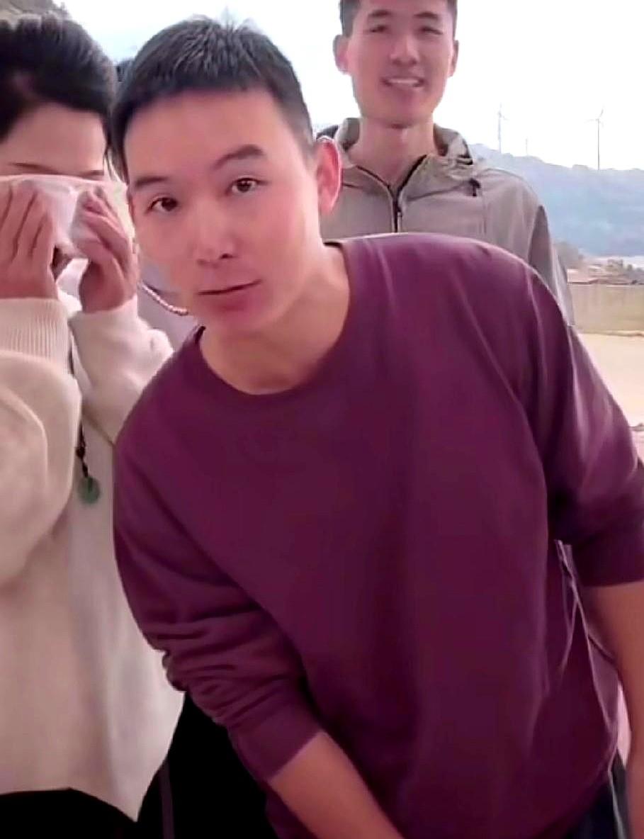 谢浩男这口才，真是把场面拿捏得死死的。在战友海军的直播间，他挨个夸了个遍，把每个