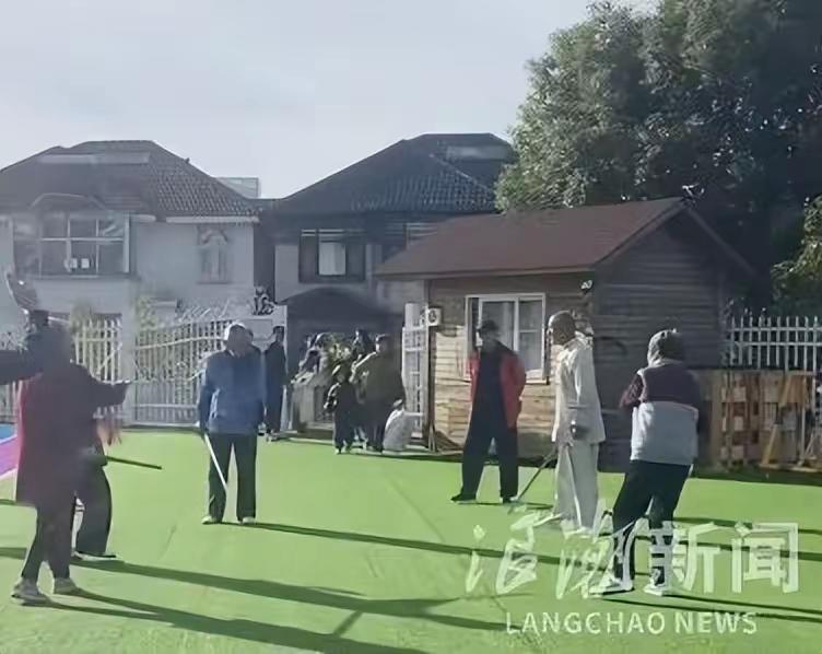 11月3日，有网友爆料称，自己早上8点多送孩子前往江苏扬州邗江区保集半岛幼儿园时