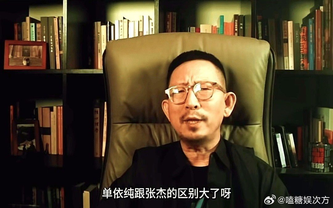 丁太升又开麦了。这次，他直接把张杰和陈小春放在一台手术台上，一刀下去，划开的不
