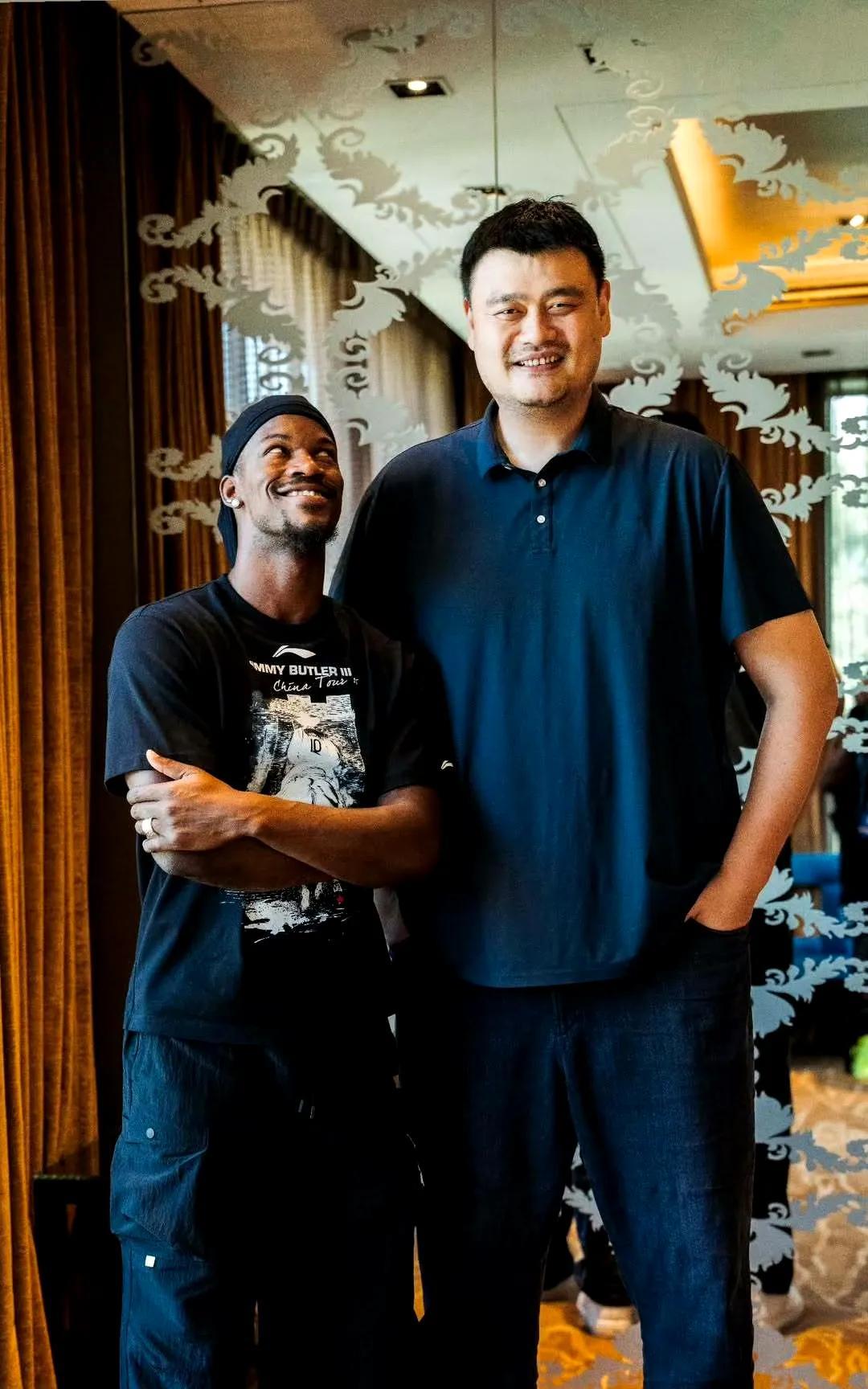 巴特勒终于明白当初姚明统治NBA内线的原因！NBA球星巴特勒在中国行期间和姚明