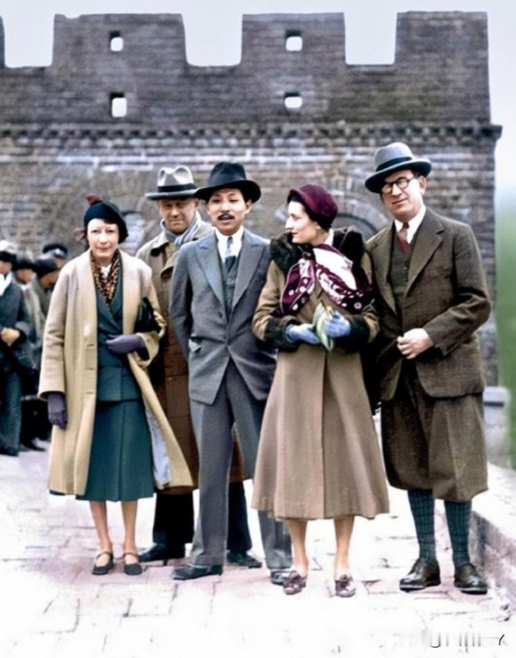 这张照片展现出了1930年29岁张学良和墨索里尼的女儿埃达一同游览长城时的情景，