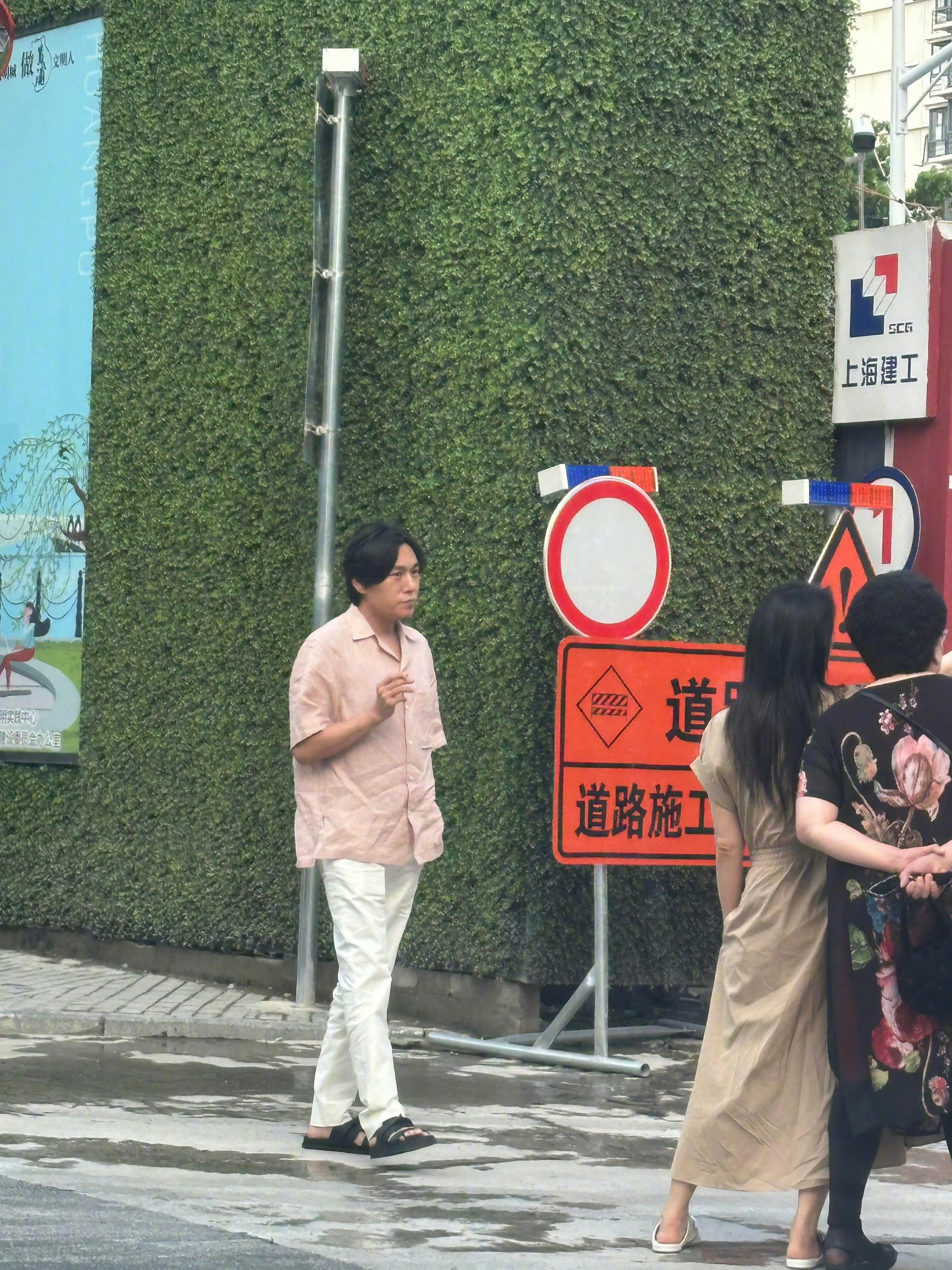 伊能静在上海黄浦区买房，秦昊陪她去工地查看施工进度，被网友拍下，看着装打扮，俩人也太随意了吧！不知道