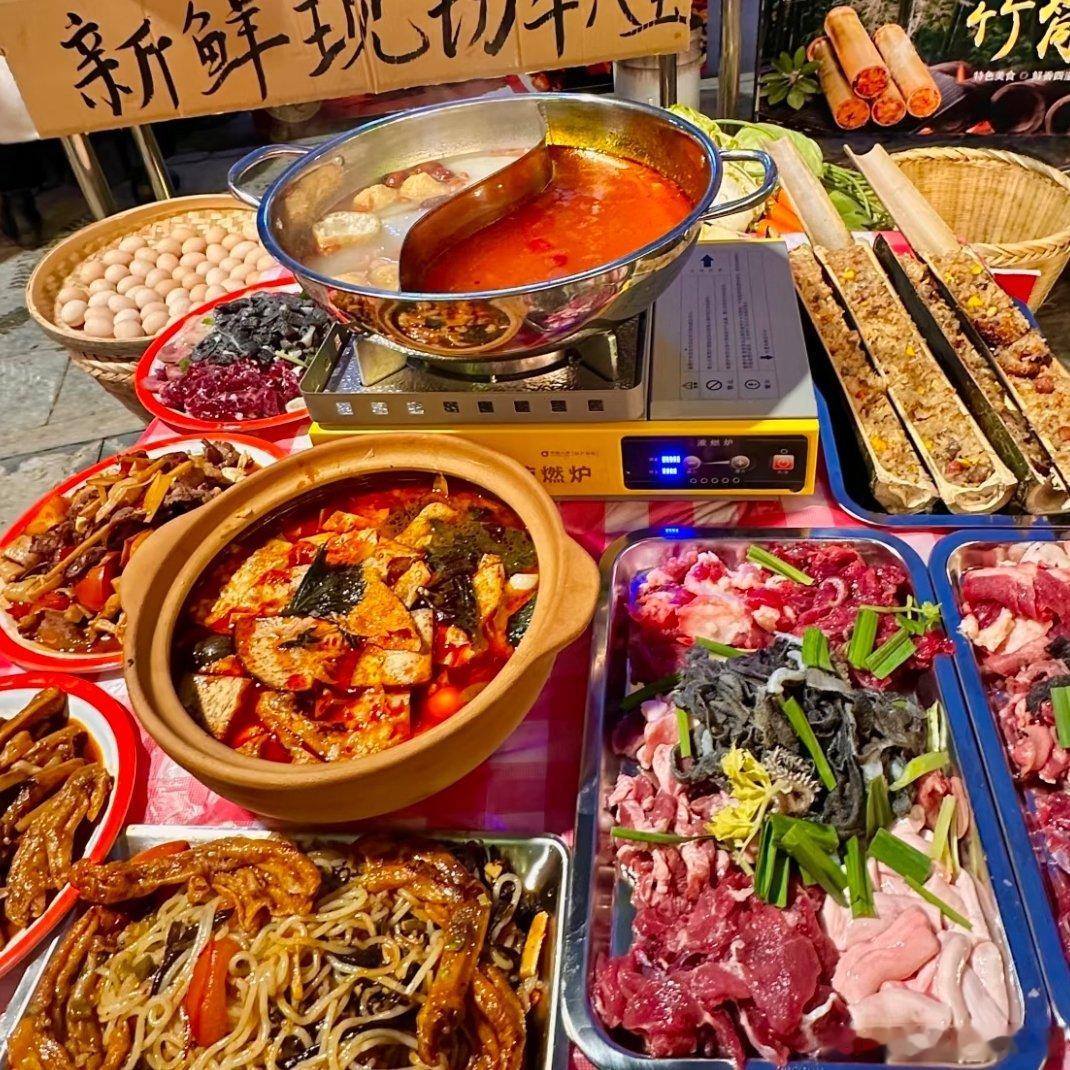 生活手记火锅的快乐，从这一桌开始！现切的新鲜肉类、摆满桌的配菜，红油翻滚的瞬间