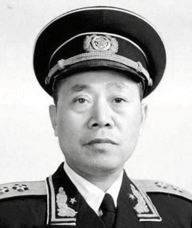 1942年，海匪头子孙二虎跟新四军将领陶勇一块洗澡，突然有人急忙跑过来，塞给孙二