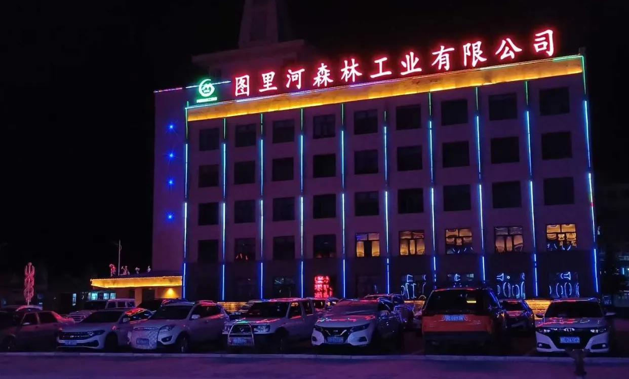 图里河，素雅的冰雪画卷图里河的初冬，是一幅素雅的冰雪画卷。它不像隆冬那么严酷