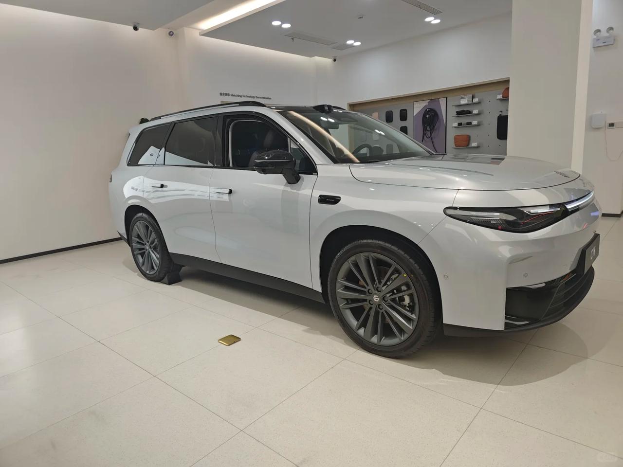 一开始在零跑C16和吉利银河M9之间犹豫，两款车都是热门选手，但实际对比下来，心