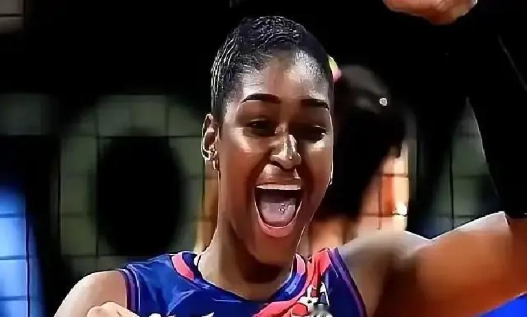 36岁娜塔莉娅再签豪门她刚把土耳其费内巴切收入囊中，年薪七位数欧元，创土超