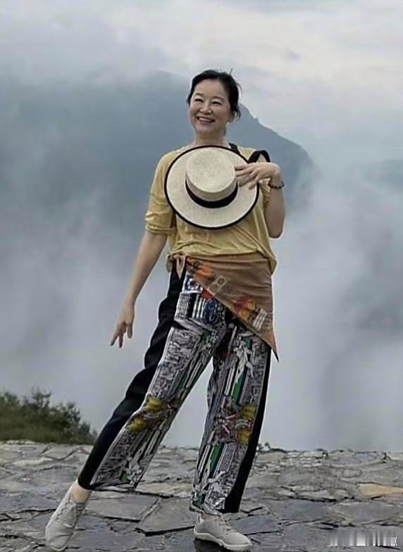 70岁林青霞坐高铁去重庆游玩，状态好到让人惊喜！不仅身材依旧苗条，穿搭更是时髦在