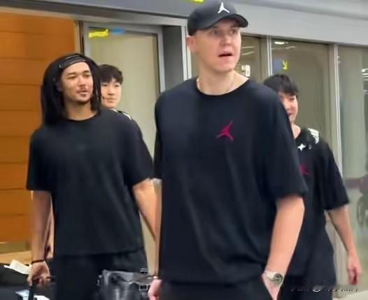 日本男篮已抵世达沈阳机场，从现场的人员可以看出，在NBA打球的河村勇辉、八村垒并