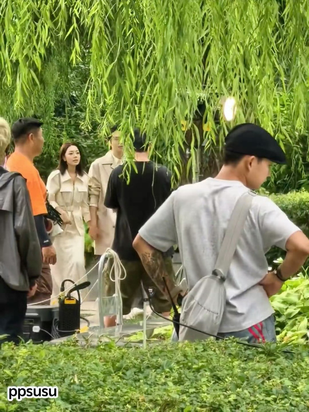 赵今麦魏大勋牵手散步路透天呐～怎么有一种父女的感觉[裂开]​​​