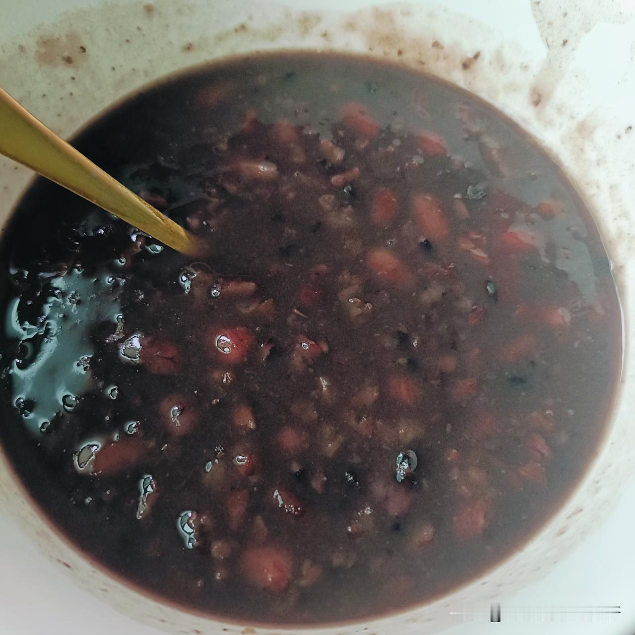 今天的早餐：一碗粥，一个馒头，配点酸豆角。粥是昨天剩下的，舍不得倒掉，昨晚放