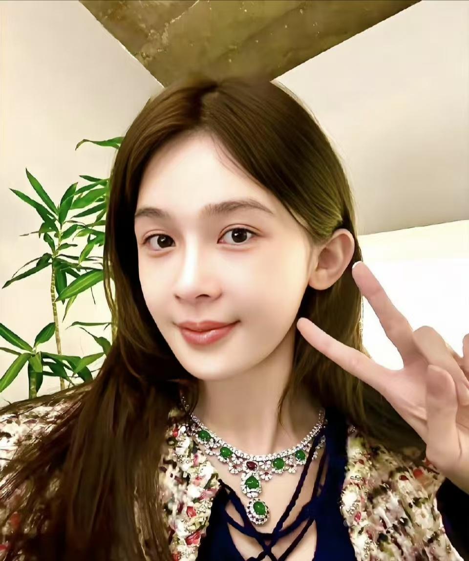 赵樱子直播时表示她现在不拍戏，是为一个男人，因为她特别特别的爱他。这个男人姓名三