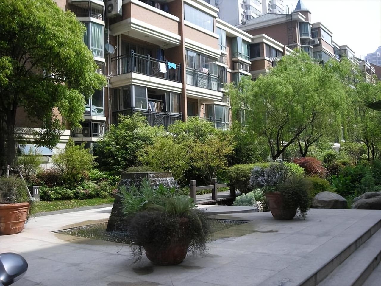 上海二手房成交暴涨的背后，藏着楼市结构的明显分化，刚需疯狂入场抢房，改善群体却集