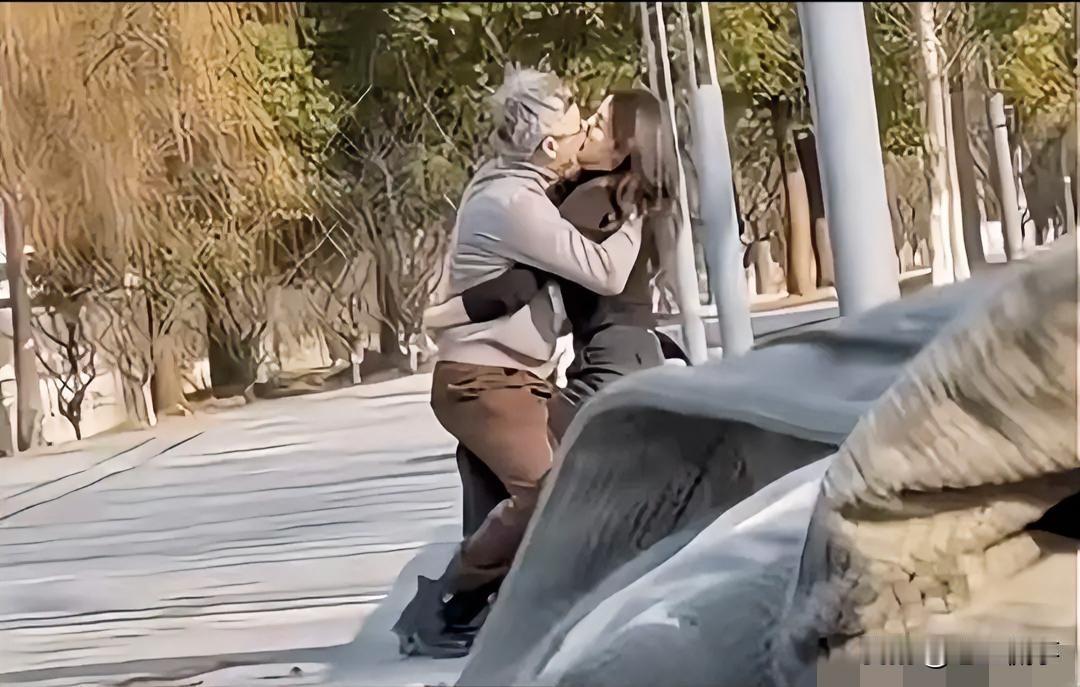 大家觉得两人是夫妻关系吗？看着两人年纪也都不小了，如果是夫妻，那可真羡慕两人