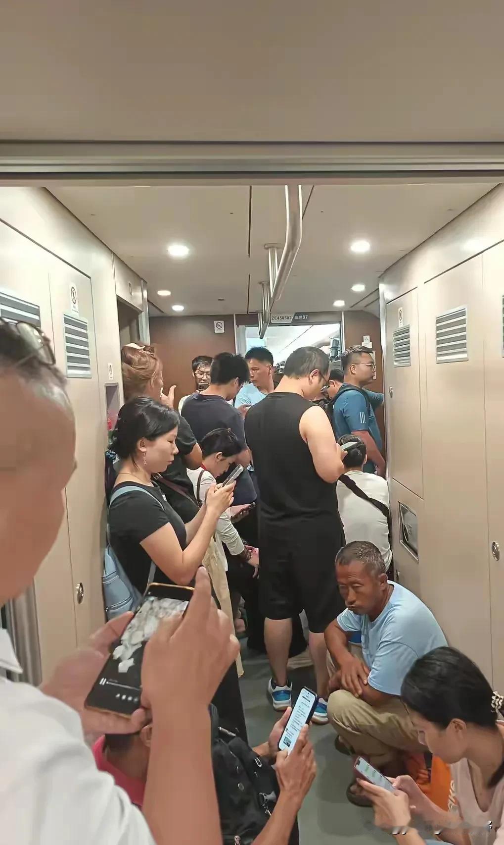 有网友拍摄下来,国庆节返程的路上,江湛铁路的水鱼号列车客流火爆。虽然江湛铁路上的