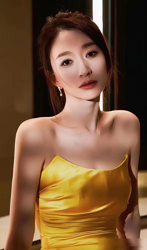 26年前，谢娜一穷二白，住进李小冉家。李小冉给她洗衣服，热牛奶，把自己的名牌裙子