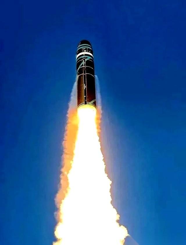 刀都快贴到脖子上了。几百枚战斧导弹，黑压压地堵在伊朗家门口八百公里外。航母战斗