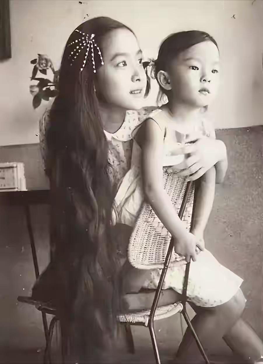 甄珍天生丽质，图一长发及腰的是14岁的她，那时她是美少女一枚。