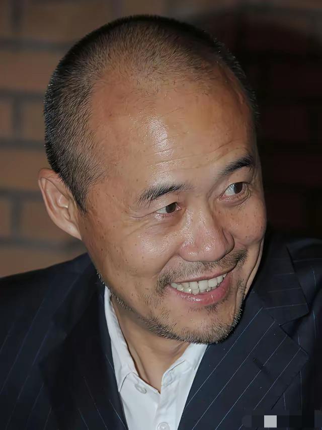 王石变化确实大。曾经他白手起家创立万科，是商业界的传奇人物。年轻时的他意气风发，