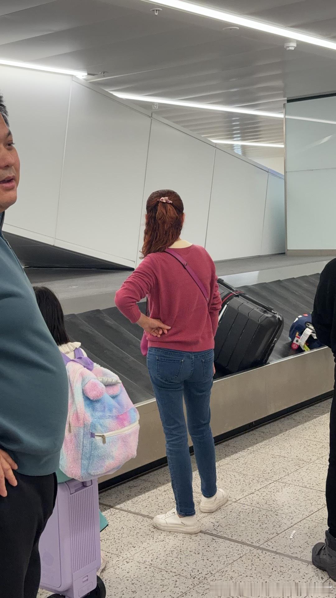 落地！我妈的背影好年轻哈哈哈哈