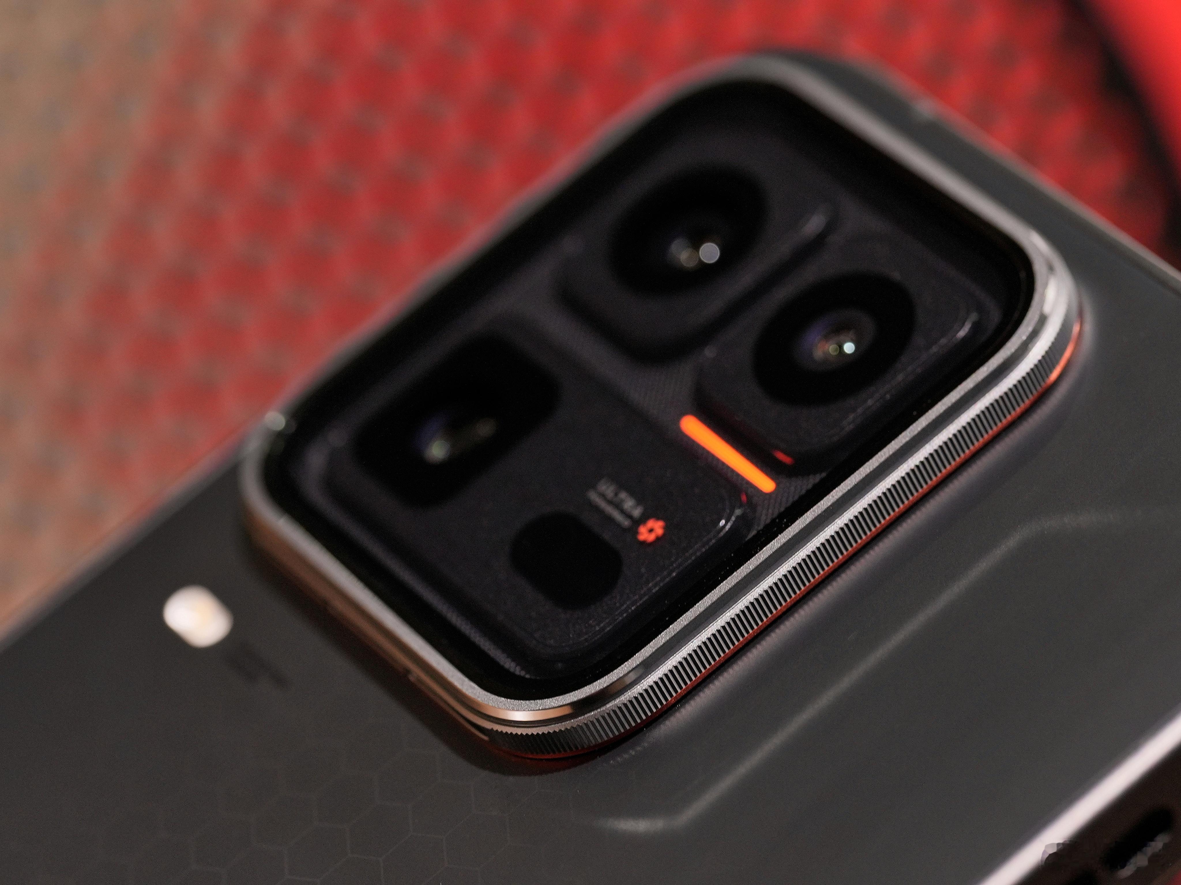 iQOO15Ultra这是真滴帅啊，我一开始看官方图，还在纳闷背板下面是不是