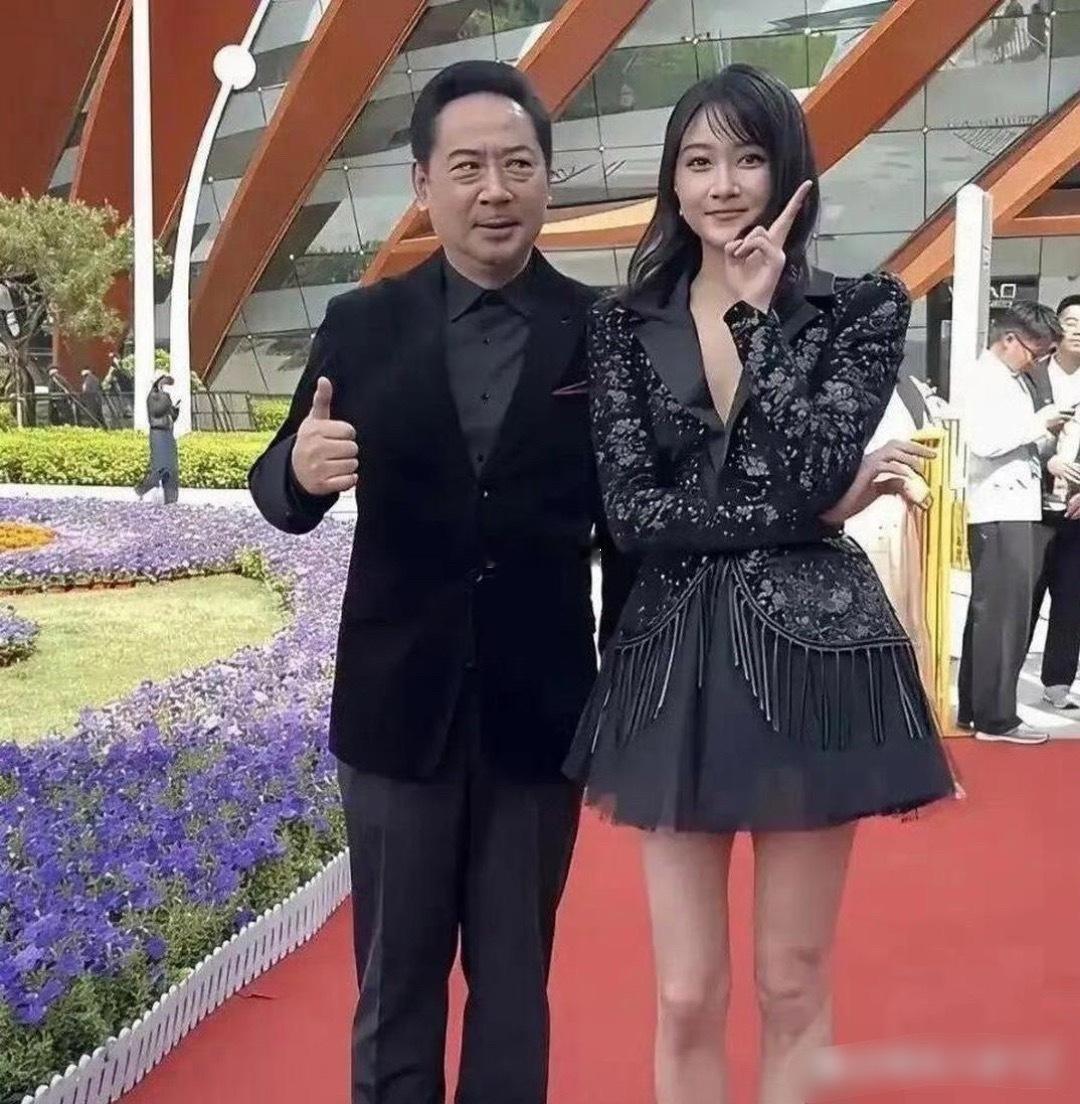 只要关晓彤觉得不尴尬，尴尬的就是别人