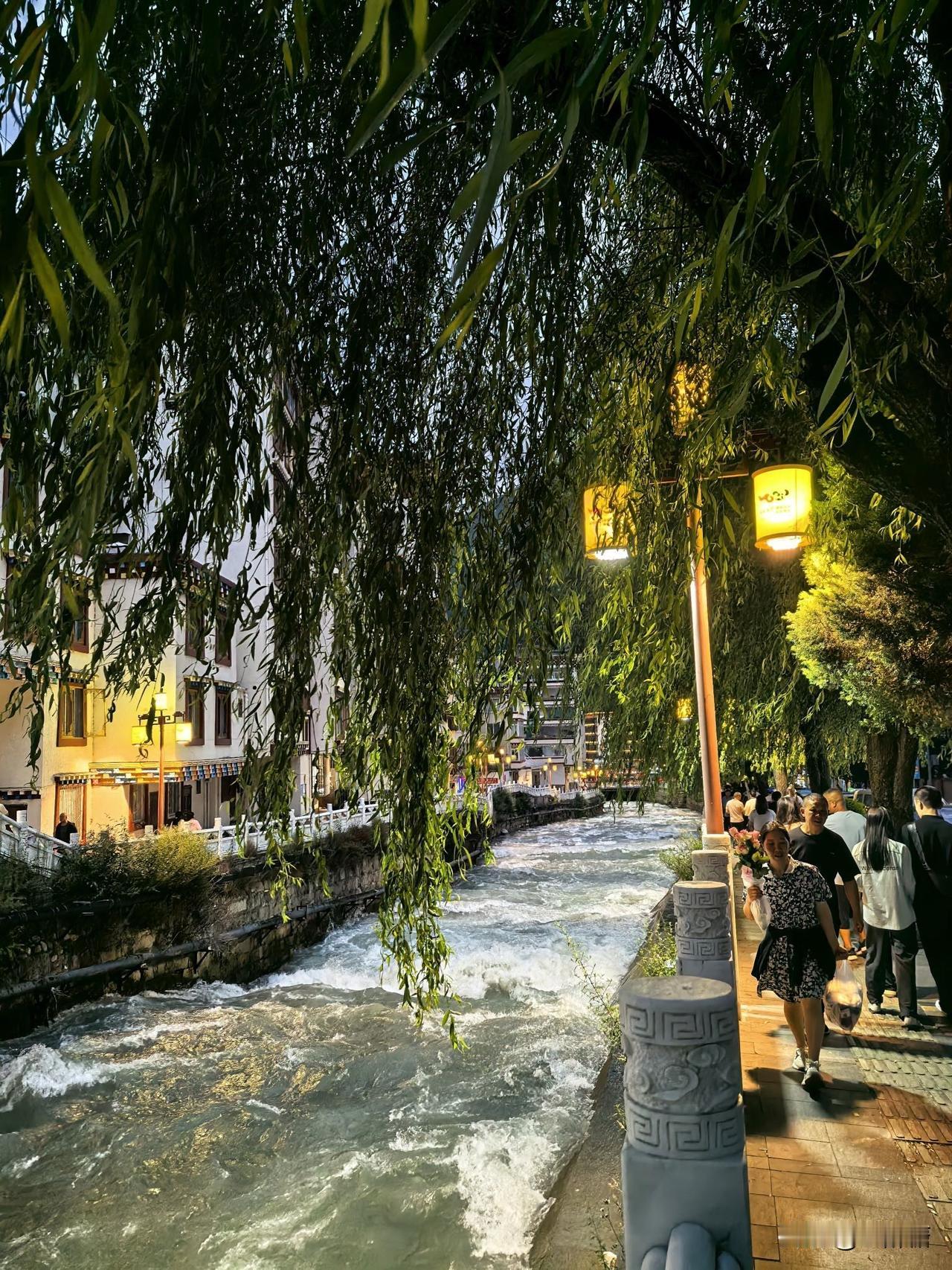 大姑妈是个比较骄傲的人，前表嫂是做财务的，我大姑妈一点都看不上！记得读小