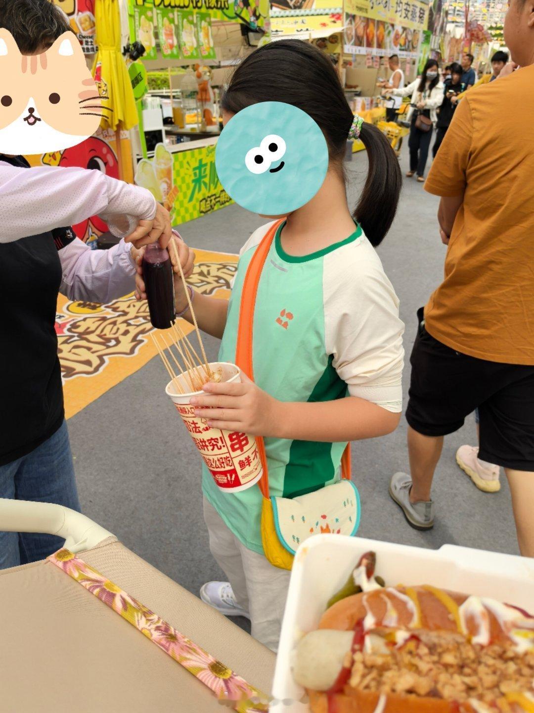 说今天带孩子们去公园逛逛结果一来就吃上了​​​