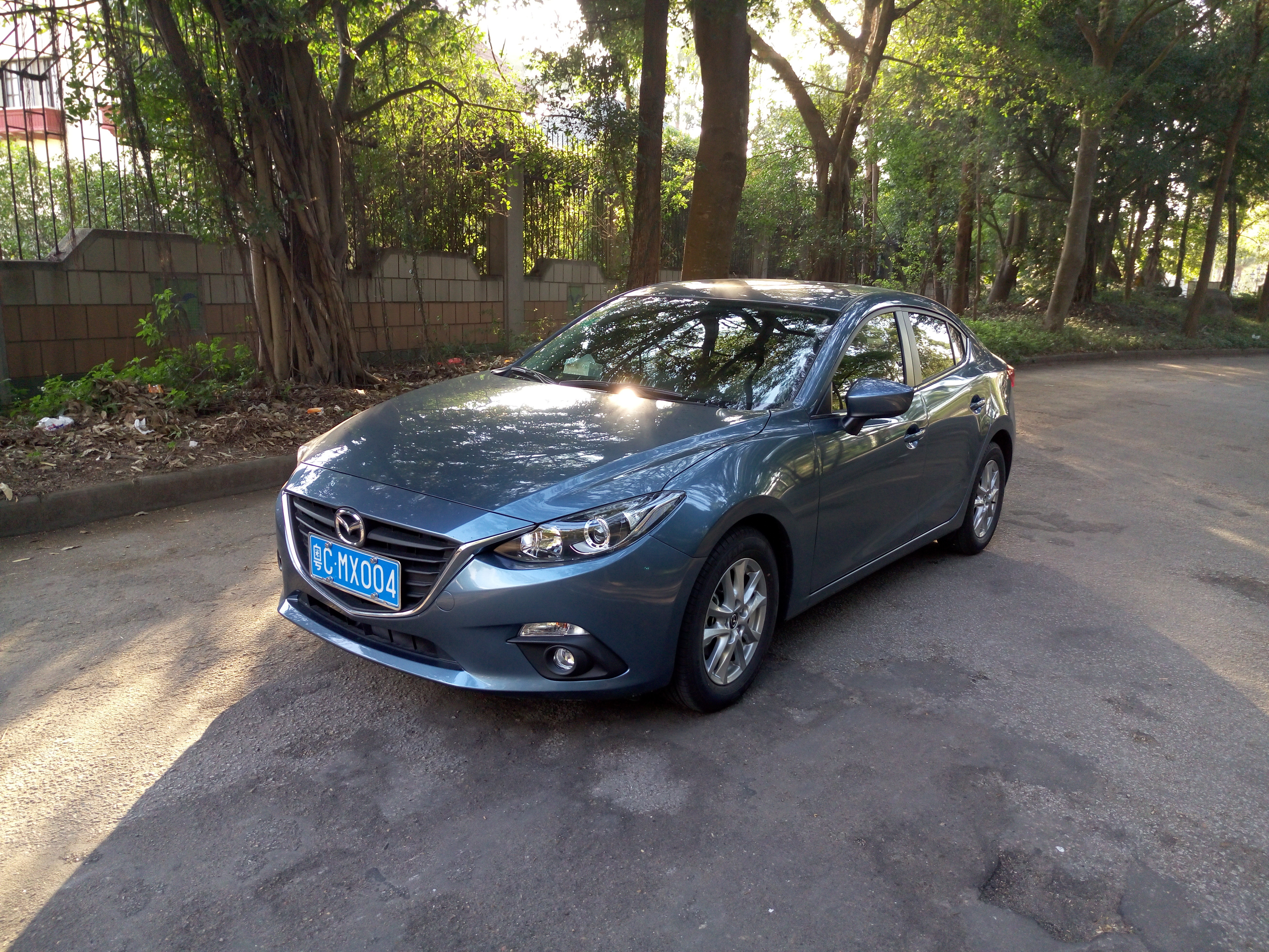 刚群友在发10年前的照片，我找了一下，这是我跟囧王最近的一次，物理意义上的。