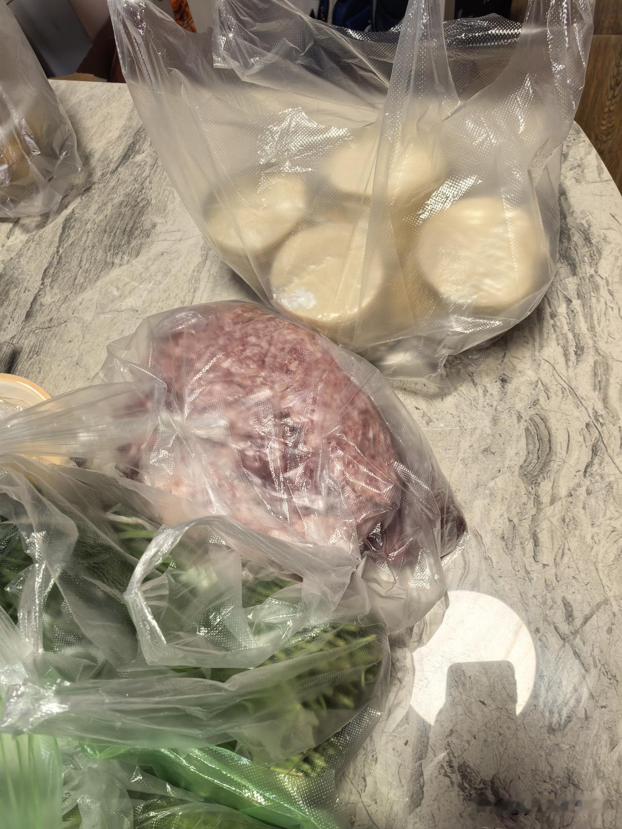 昨天去超市买米，正准备拍照给朋友告诉她我在选米，边上的阿姨呵斥我不要拍照，不让拍