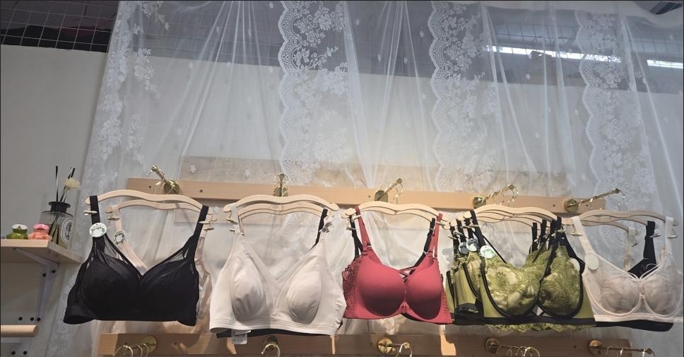 顾客拿捏着内衣肩带问：“这咋不掉？”我笑说：“姐，我不是做这行的，我是卖这行