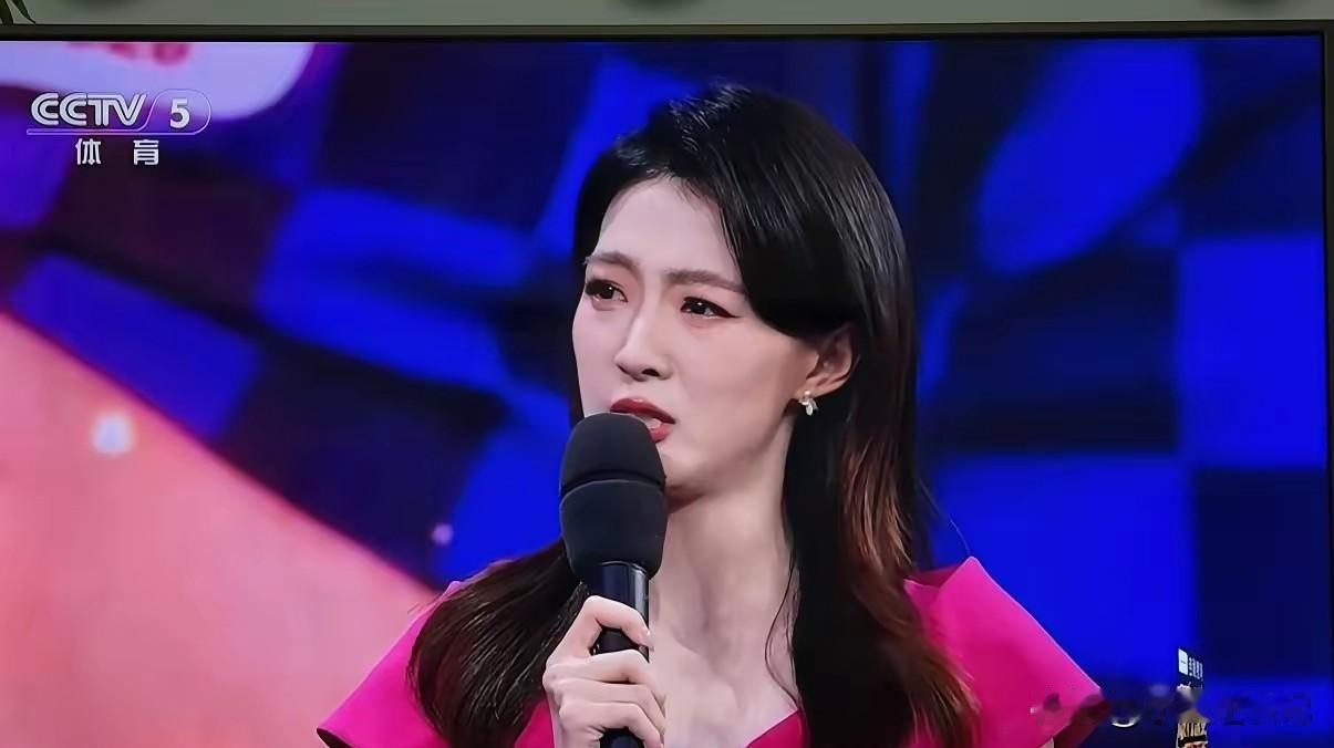 昨晚CCTV5的豪门盛宴上发生了一件让人惊讶的事情，女主持人宋雪莹因为激动而流泪