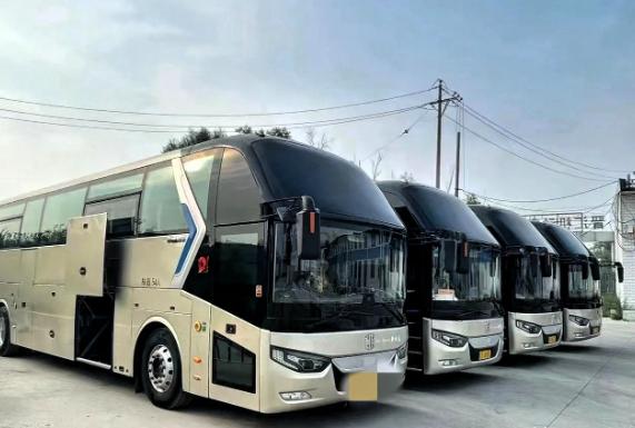 太难了！陕西西安，夫妻二人花568万买了8辆客车，准备在旅游市场上大赚一笔，其中