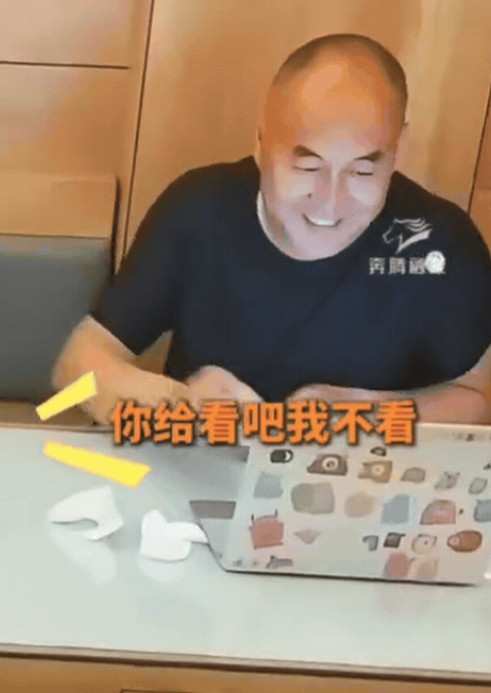 “上岸了！”内蒙古，爸爸陪女儿凌晨查分，女儿吓得不敢看，躲得远远的！直到爸爸喊出