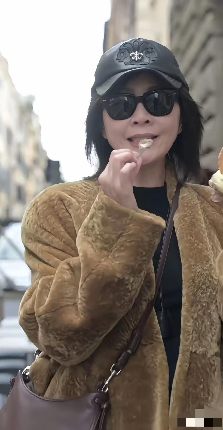 60岁刘嘉玲与梁朝伟同游意大利，街头吃冰淇淋惬意摆拍。此前二人刚出席完巴黎活动，