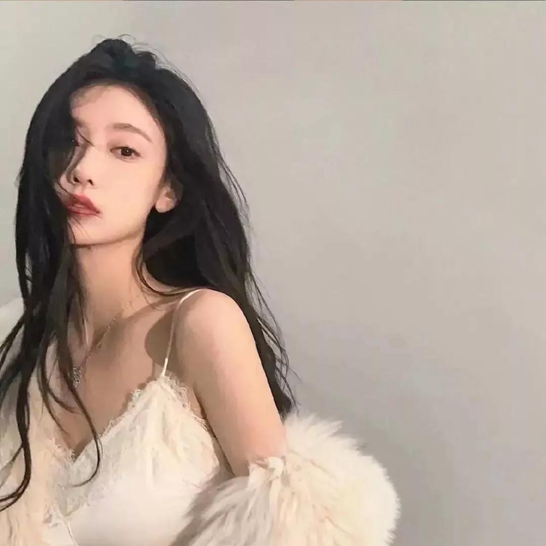 优雅少女风，精致妆容，白色羽毛外套，尽显时尚魅力。白色减龄穿搭早秋白色穿搭白