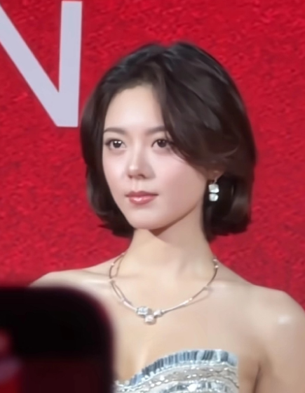 赵今麦这一套真的我看过最完美的，终于不是小孩穿大，人衣服的感觉了，而是柔和知