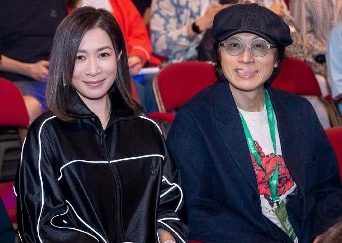 最近佘诗曼和黄子华一起出席活动，两位站在一起真的是很般配，像一对年轻的情侣。