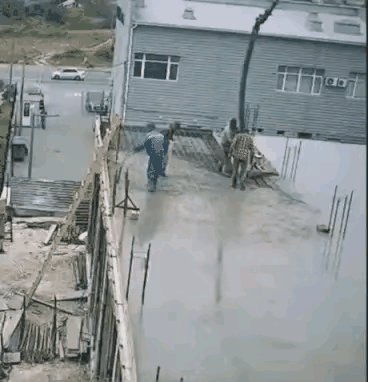 懂建筑的看过来刚浇完的混凝土直接塌了钢筋网像纸一样被掀翻谁来告诉我原因