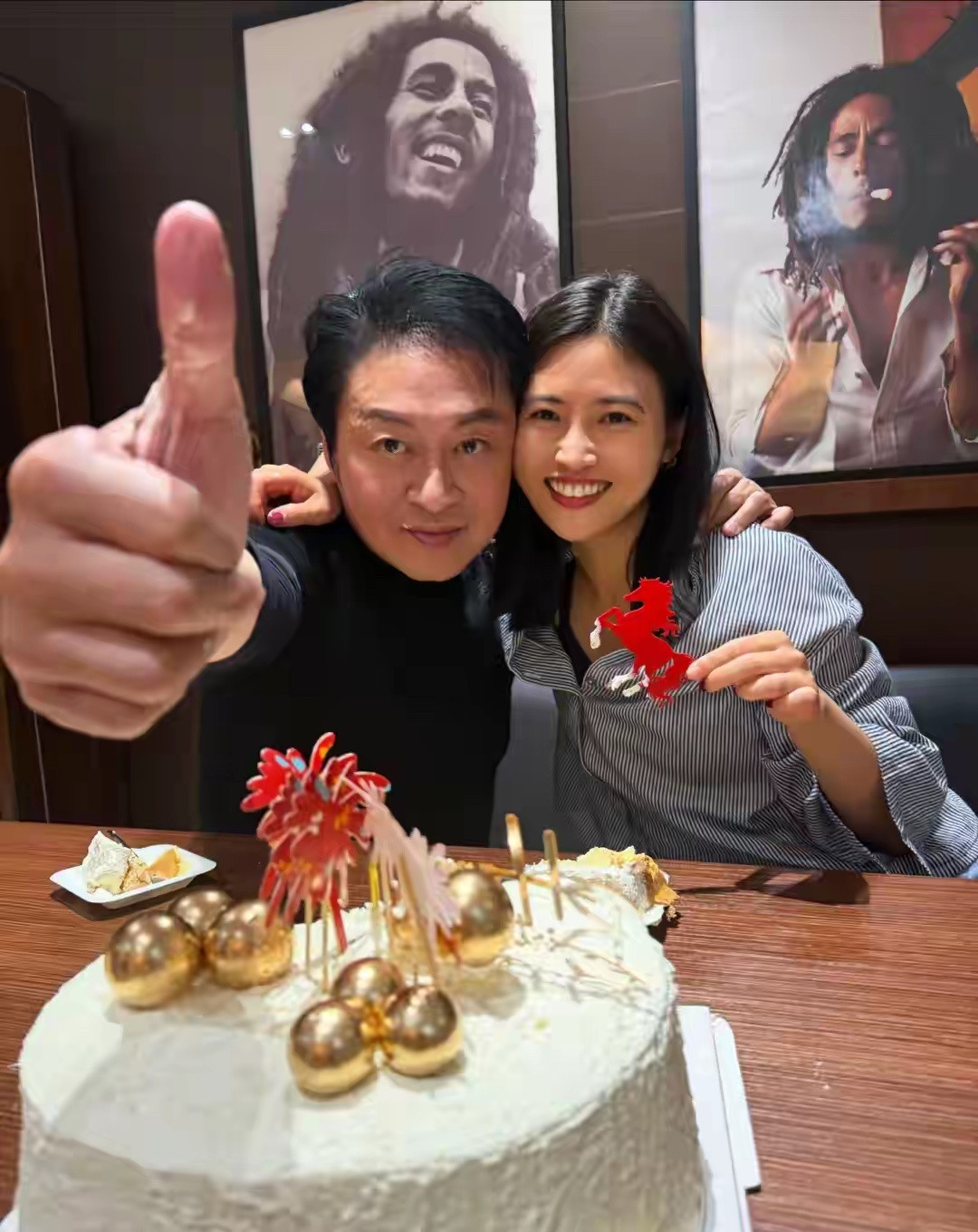 马景涛与现任女友Jane一起过64岁生日，还有一只5岁小狗！