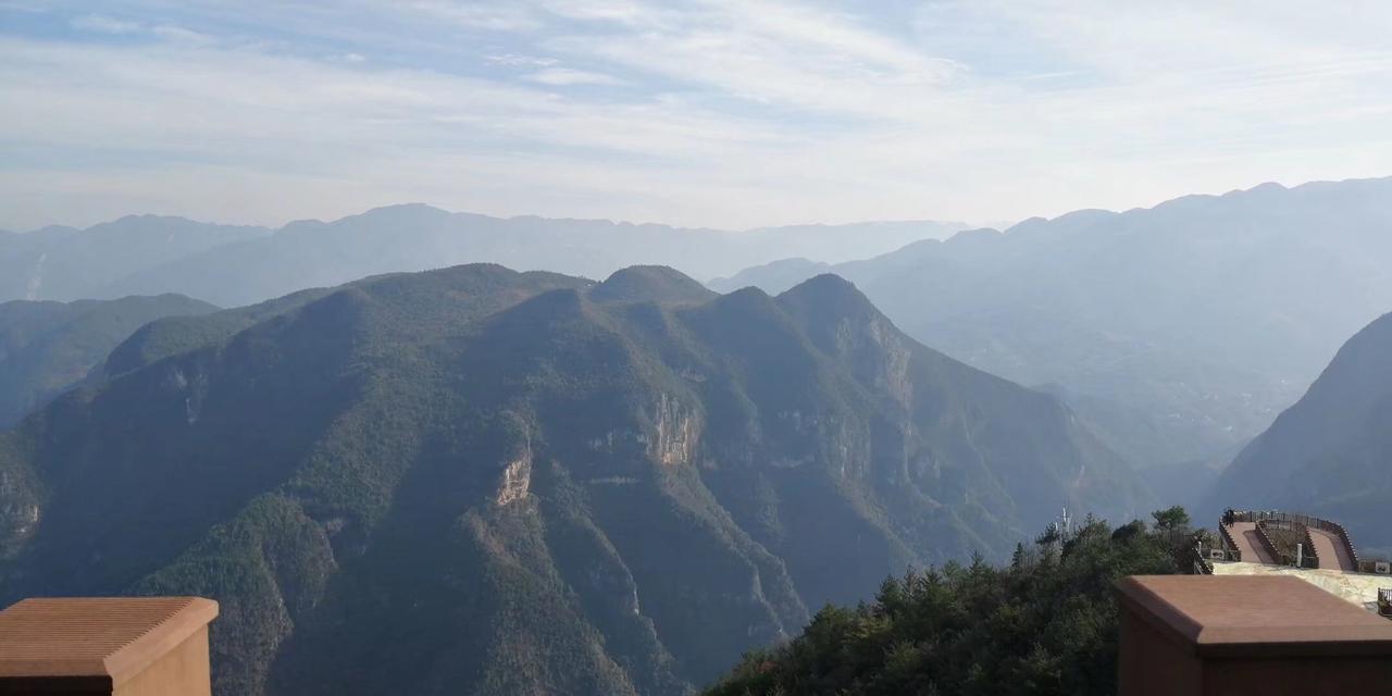 《赞美巫山红叶》崇山峻岭绿树间，漫山遍野枫叶树。冬天日子挺耀眼，红色树