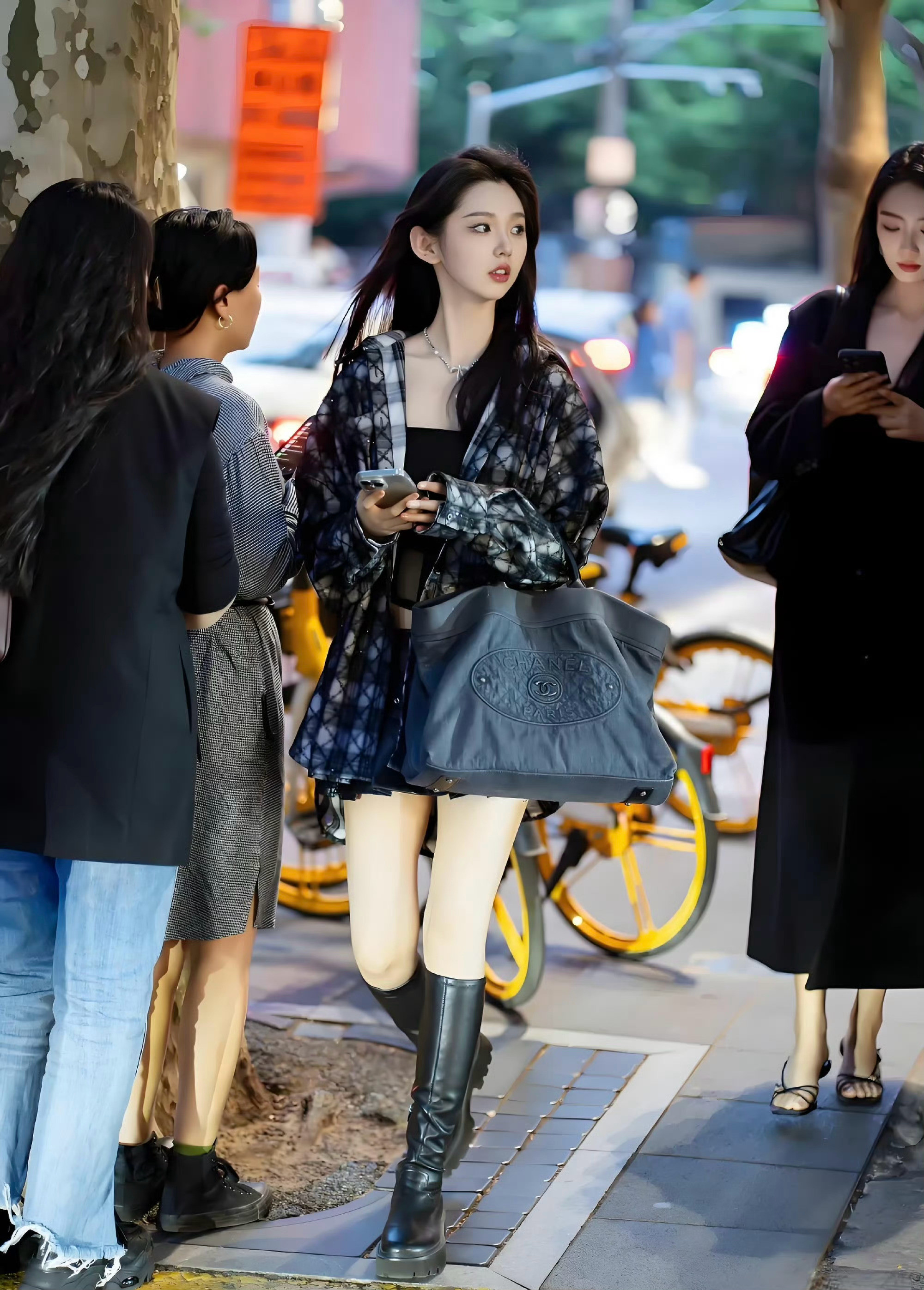 老天呐，差点没认出来，原来太奶奶现实中是长这样的