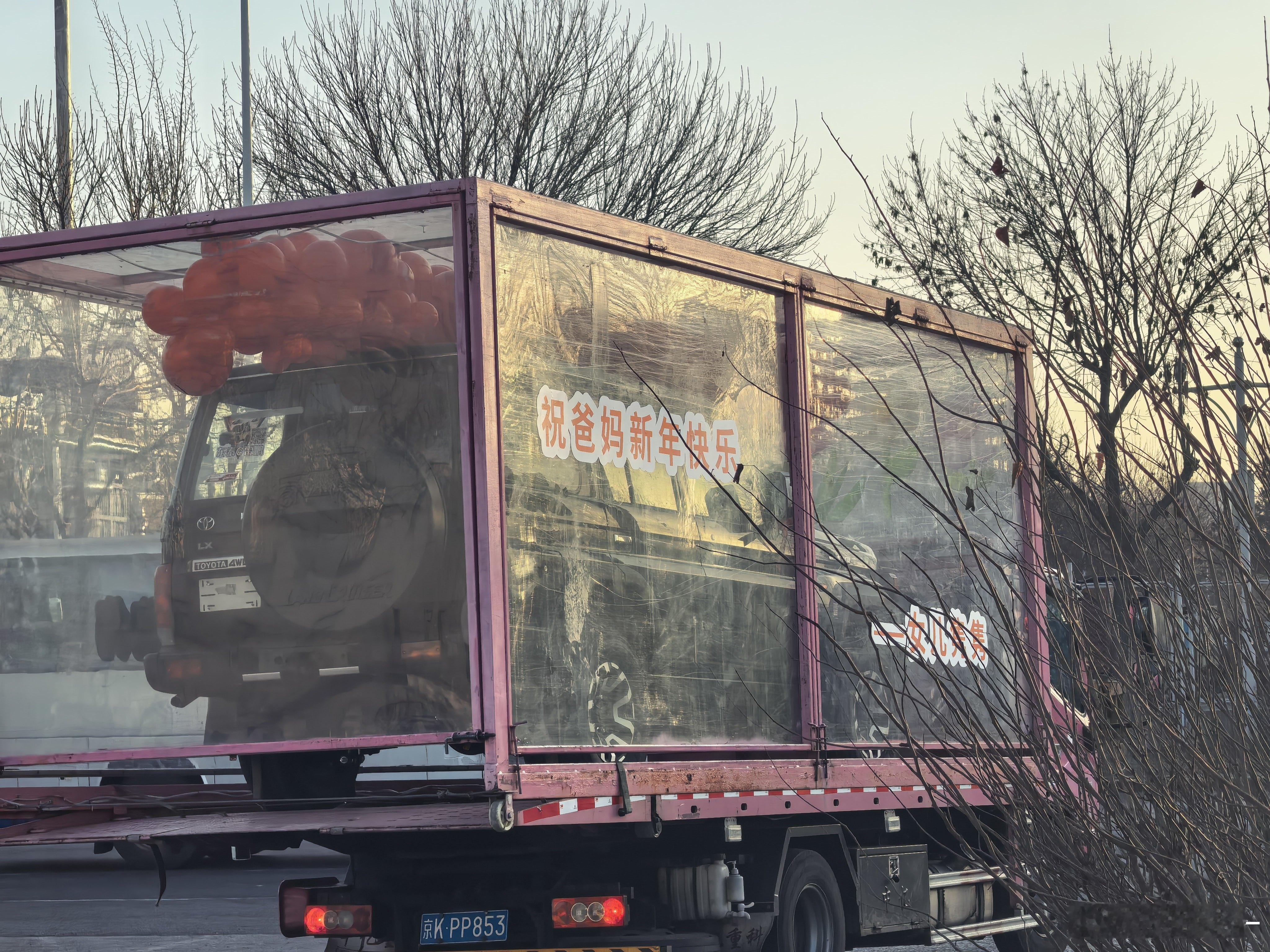 这是个让全国男人羡慕的闺女，给爸妈的新年礼物这么硬核