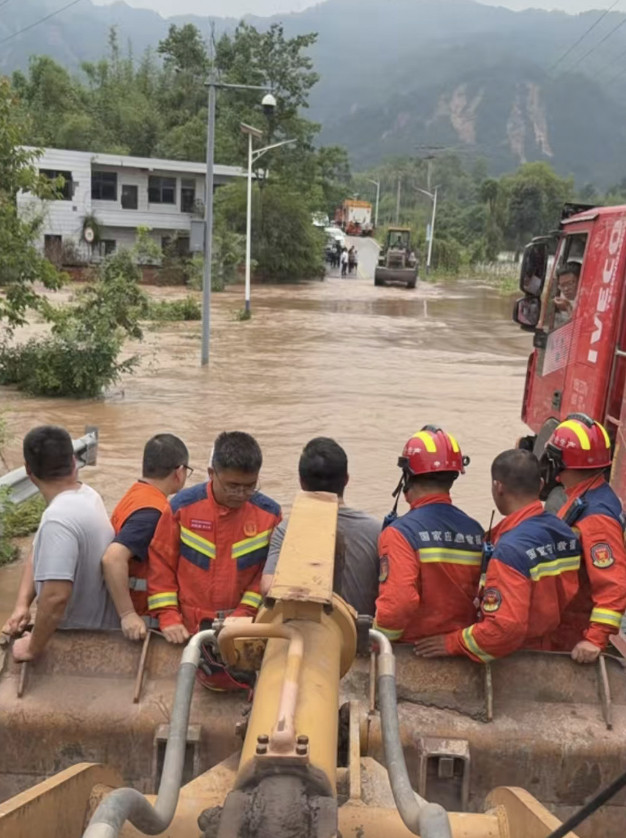 #重庆暴雨救援者讲述受灾现场#【连线重庆永川暴雨救援者：泥石流冲了1公里，村里正