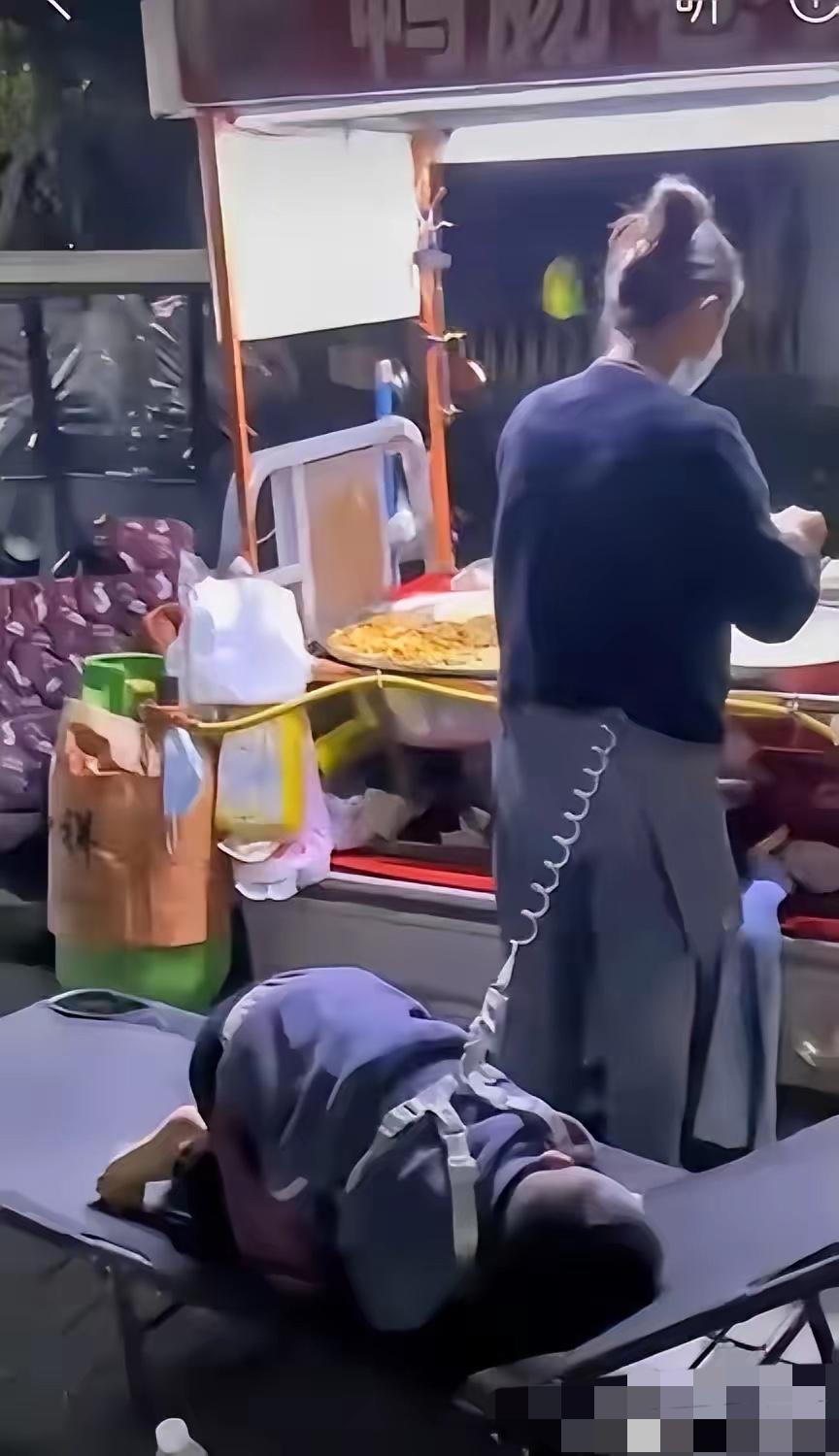 山东女子深夜带自闭症儿子摆摊，一男子轻声问：“我能免费吃碗凉皮吗？”她没犹豫，直