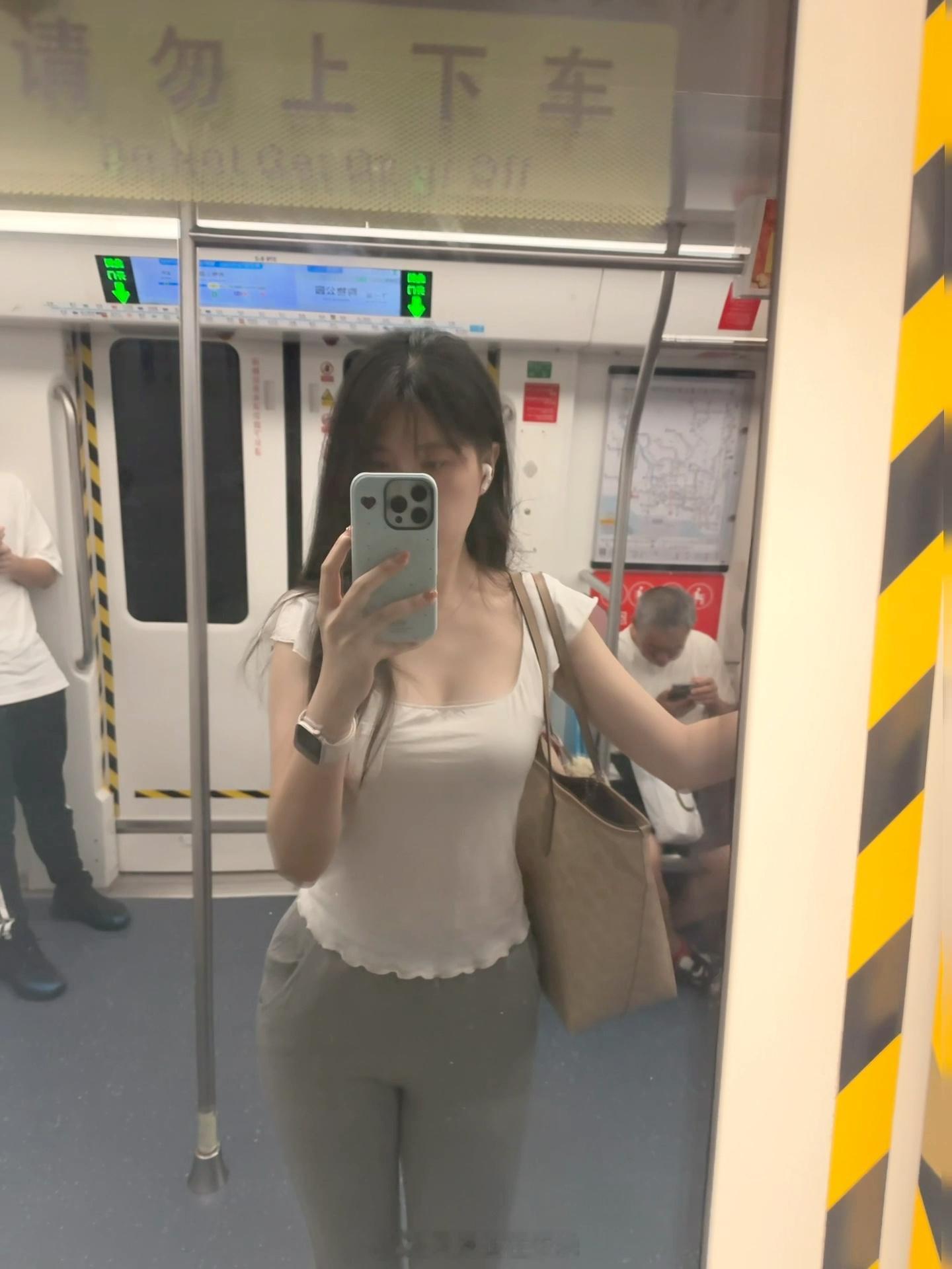 看来大家搭地铁的时候都是在看手机[捂脸哭]​​​
