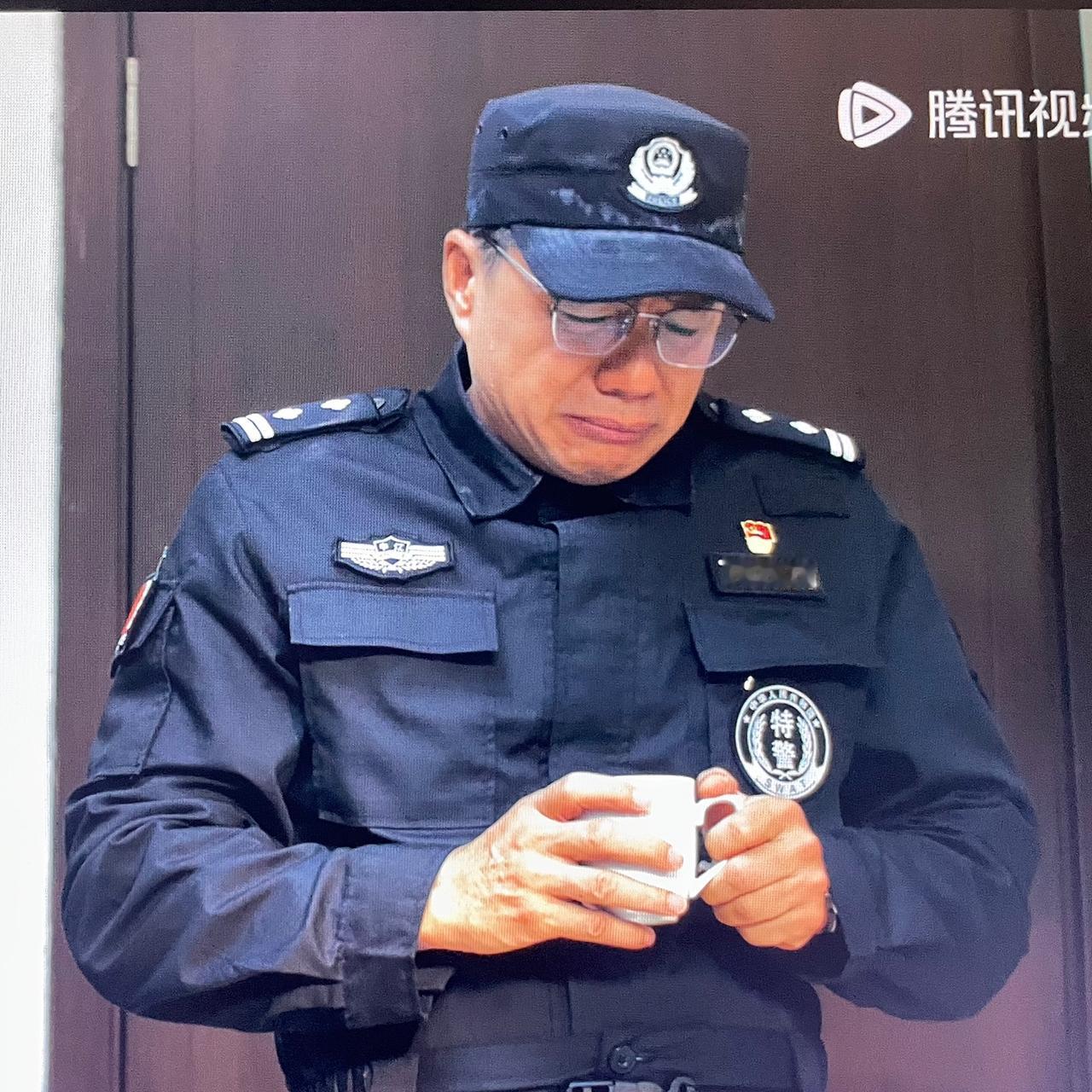 《藏锋》：谭彦被局长骂哭了！怎么觉得可可爱爱呢😂。刚开始，他以为领导是给他